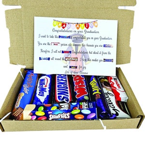 Personalisierte Abschlussfeier Geschenk Gedicht Schokolade Leckereien Box Hamper Süßes Geschenk Geschenk für alle Altersgruppen Sie / Ihn Benutzerdefinierte Geschenkbox Karte Klasse von 2024