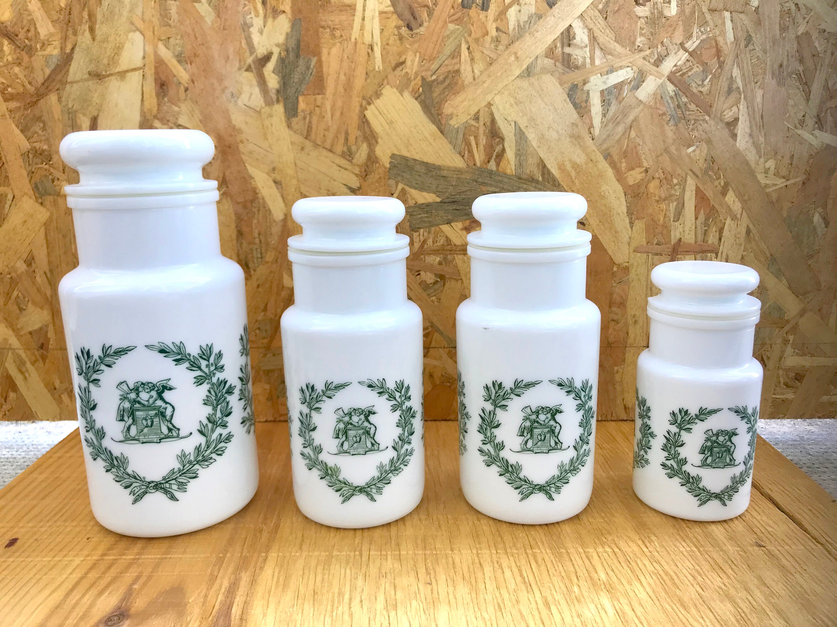 4 Pots d'apothicaire en Opaline Blanche et Décor Vert Menthe.