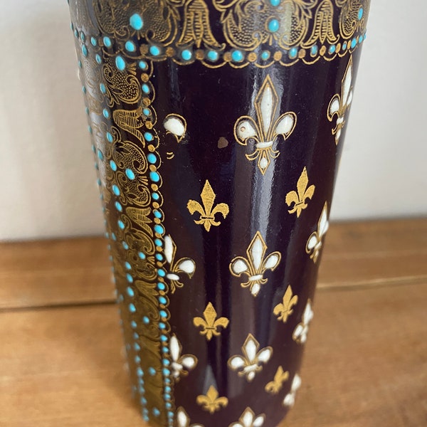 GIEN, Vase Rouleau en faïence à décor de fleurs de lys et de perles de turquoise