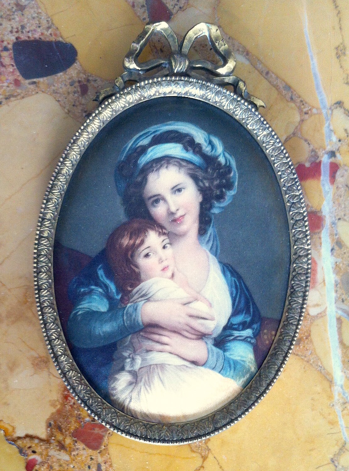 Médaillon Au Ruban en Régule Ornée d'un Portrait à L'enfant sur Soie