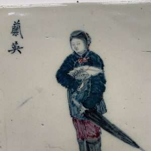 Chinees porselein polychrome tegel met persoon en karakters, Wu Jinhe, Chaozhou, guandong, china, chinese republiek periode, 1925, zeldzaam
