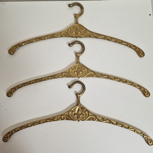 brass coat hooks 3 regency knaapjes kapstokken kledinghangers kleerhangers garderobe dressing luxury eighties messing coathooks coathangers