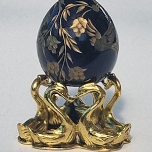 Fabergé klein kristallen verzamelei, op zwanenstandaard, gesigneerd faberge Imperial kristallen ei in beperkte oplage, prachtig handgegraveerd verguld ornament