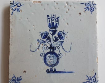 17 世紀のアンティーク オランダ タイル 花と牛頭角のモチーフ