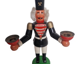 Antiguo candelabro de madera de Erzgebirge, cascanueces, decoración navideña pintada a mano (década de 1920), objeto especial