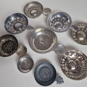 Old french wine tasting collectie van 9 Franse Tastevin of Sommelier Cup voor wijnproeven, french tastevins old antique, burgundy