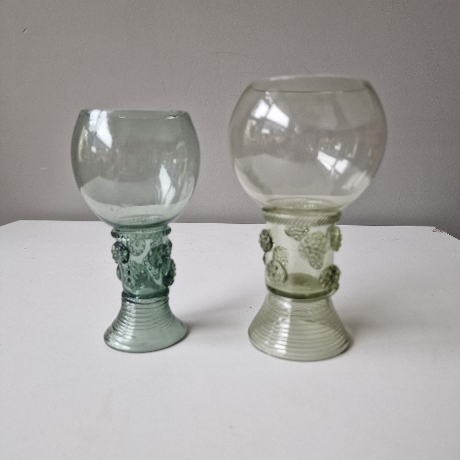 waldglas roemer, 2 stuks, 18th century Römer , ancient glass verzameling