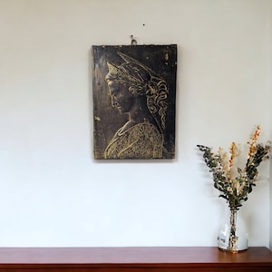 Franse keramiek antieke art nouveau 3d relief plaquette met Française, dame en profiel,  zwart met gouden schaduw