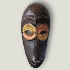 LEEGA, Lega, congo. Afrika. Ceremonial tribe mask. Hand carved figural tribal mask with coloured decoration.