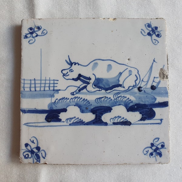 lying cow Dutch Delft blue tile Nederlandse tegel -  op  grond, 18e eeuw, 18th century  spiderhead corner z