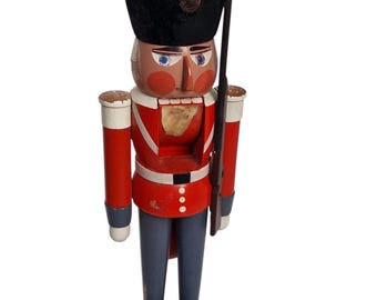 Cascanueces vintage de Erzgebirge, soldado de madera alemán, guardia británica