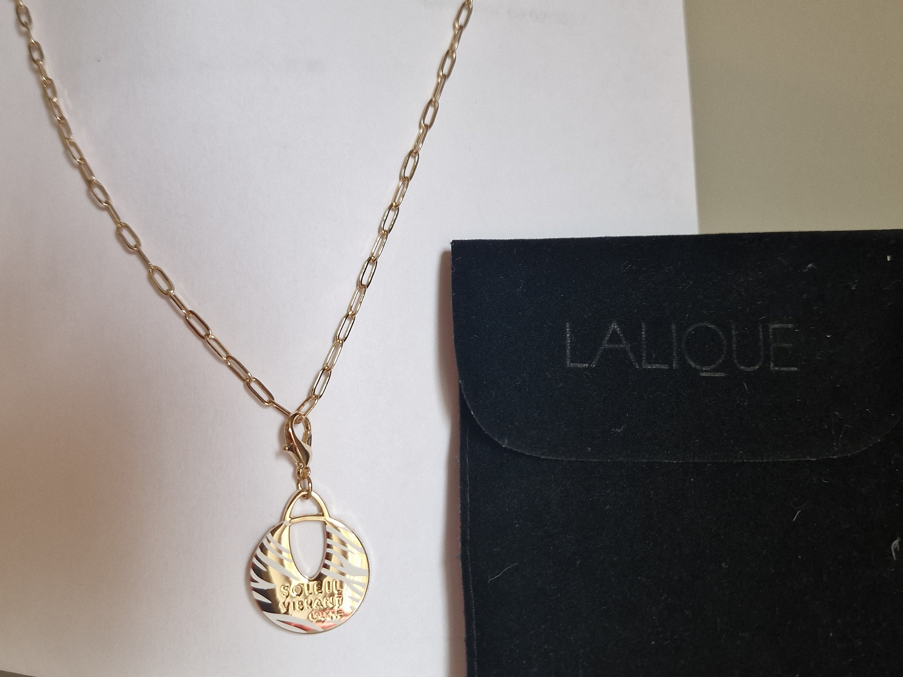 Lalique France, Ketting Met Tekst SOLEIL Vibrant Exotische