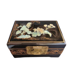 Chinese laquerer jewelry box kabinet good condition large, rare! vintage, still boxed! Wood jade mother of pearl copper brass