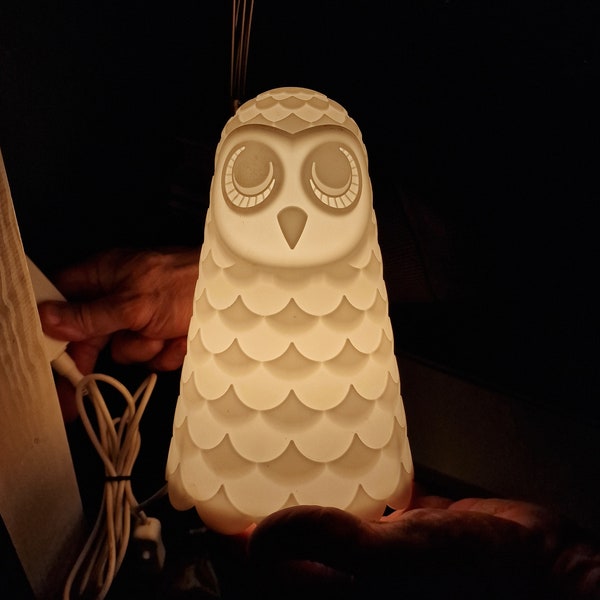 Ontworper Henrik Preutz voor Ikea, Tafellamp Nachtlamp uil.  plastic fantastic, een prachtig decoratief object.