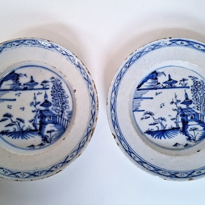 a pair of 18th Dutch Delft plates, schotel, delftsblauw, 22 cm, Delft pottery handpainted plate bord antique chinoise decor VOC around 1750