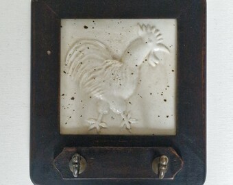 rooster haan tegel wandrek kapstok ophangen van textiel of riem, plateel tegel van haan rooster cfreme creamware brocante vintage