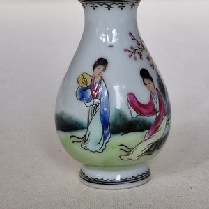 miniatuur vaasje republiek polychroom  geisha&#39;s in landschap