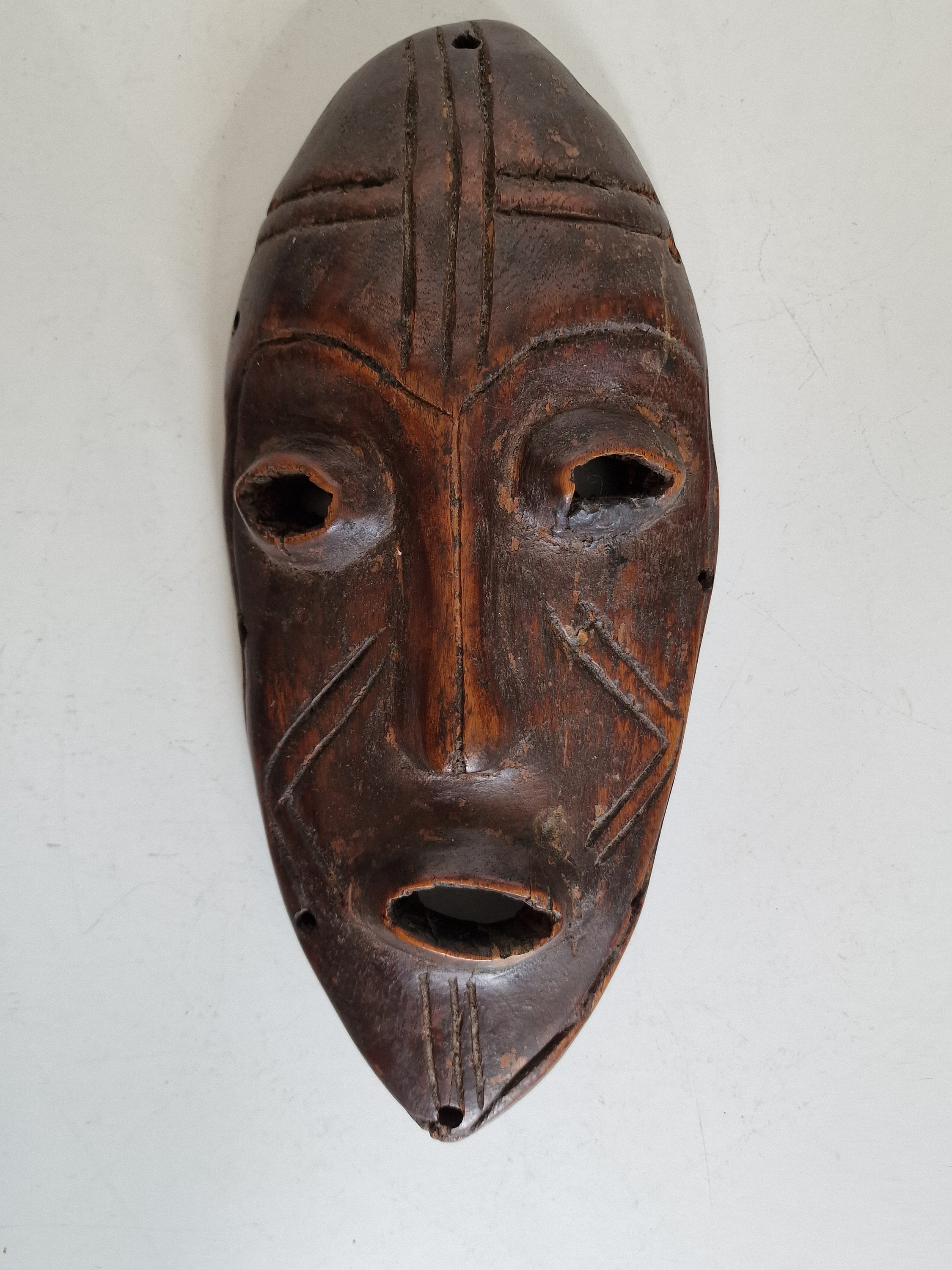 Dan. Afrika. Ceremonial Tribe Mask. Hand Carved Figural Tribal