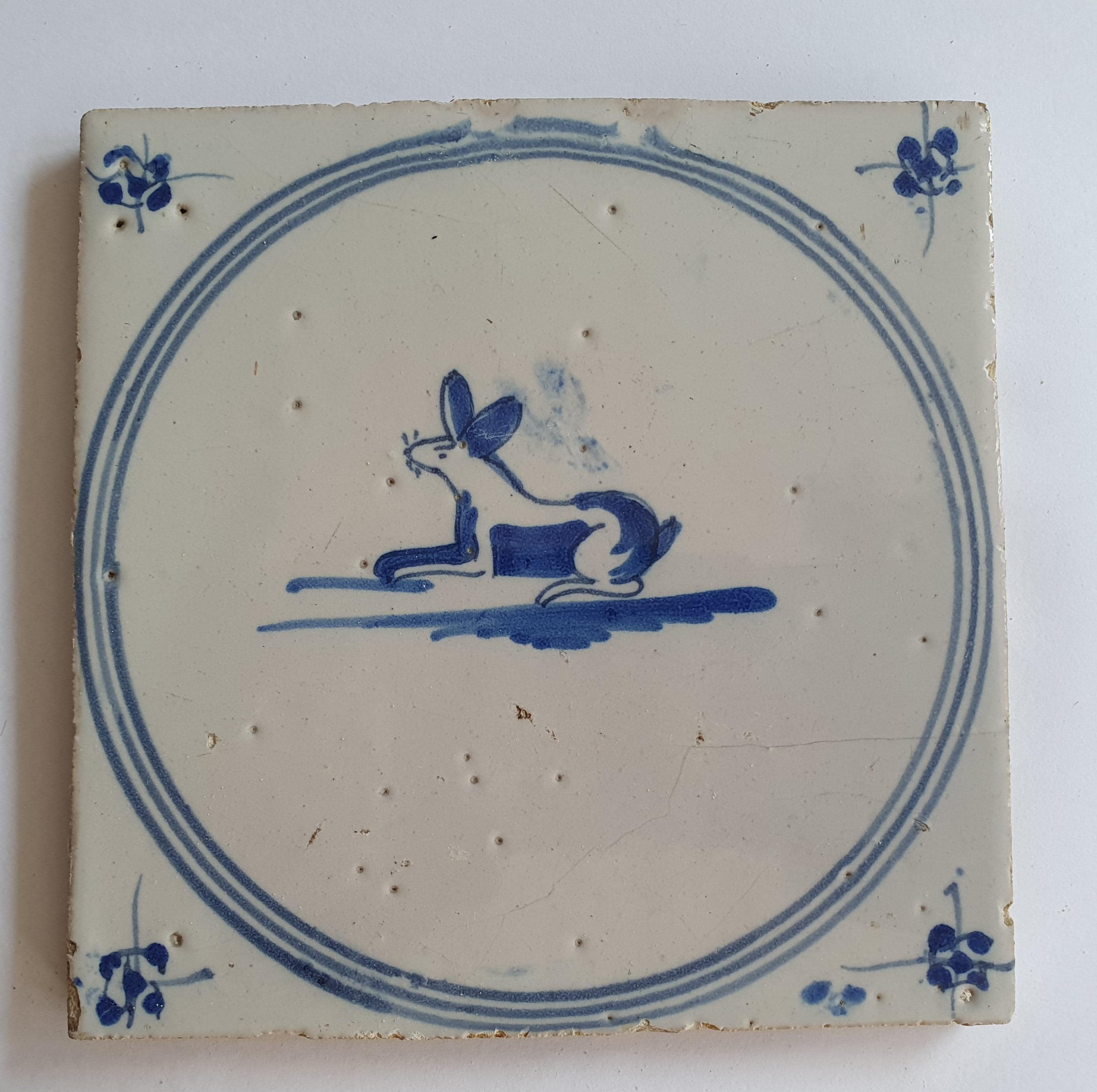 アンティークデルフトタイル：18世紀オランダのウサギのサークル