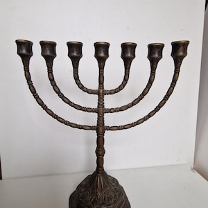 Grote antieke authentieke Chanoeka of Menora kandelaar - massief koper / messing / brons,  israel jewish, fraai bewerk in art nouveau 33 cm