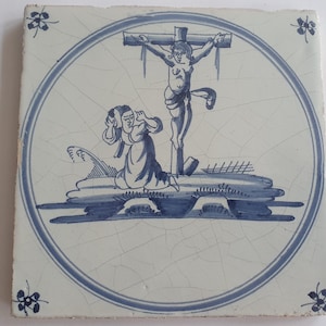 This original 18th century (c. 1740) Delft tile depicts the crucifixtion of Jesus Christ.