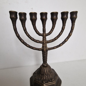Antieke authentieke Chanoeka of Menora kandelaar - massief koper / messing / brons,  israel jewish, fraai bewerk in art nouveau 23 cm