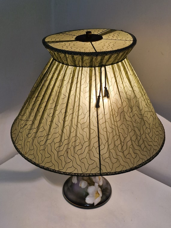 フランスのアールヌーボー様式の花柄ガラステーブルランプ、1900-1930 