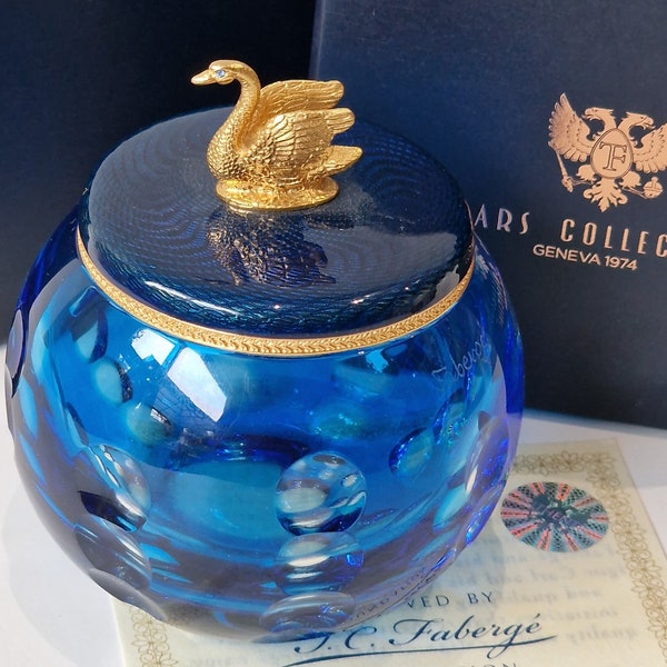 FABERGE, Pot à couvercle en cristal guilloché d'Autriche, surmonté d'un cygne doré en œil de saphir, émail bleu royal, boîte et coa de Fabergé Rare, marqué