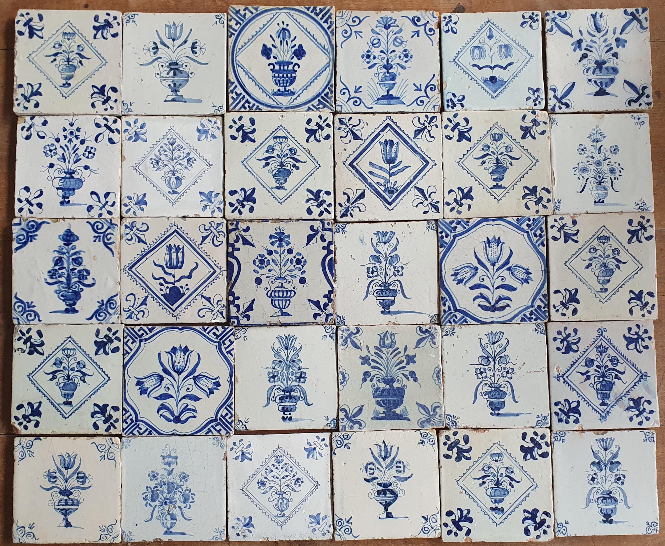 アンティークオランダデルフトタイル30枚、17世紀の花模様タイルセット