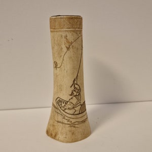chinees antiek horn penselenbeker, china, pencil cup brush pot with fisherman
