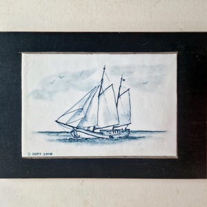 delft dutch Modern Delft Blue Tile – Hand-Painted Dutch Sailing Ship – Framed – Signed and Dated 2008 – Nautical Wall Art – 30x20 cm