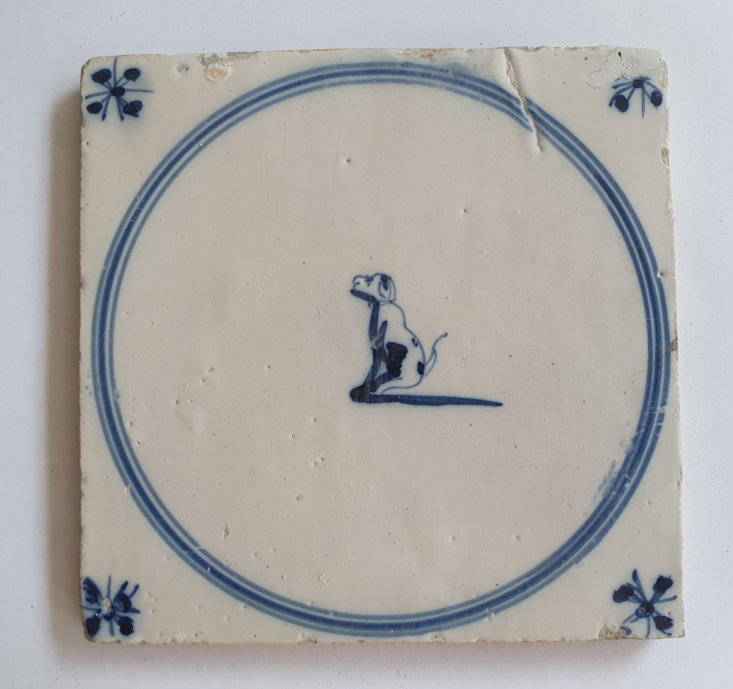 Azulejo circular de Delft holandés antiguo del siglo XVIII, azulejo de Delft azul del siglo XVIII, perro TEGEL cirkeltegel