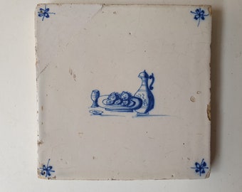 Piastrella olandese antica del XVII secolo - rappresentazione di un cibo e una bevanda - Piastrella olandese blu di Delft datata 1700, motivo ad angolo di ragno