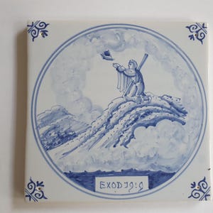 Antieke tegel met Bijbelse voorstelling  ca 1970 in ossekophoek, antique dutch delft blue tile bible