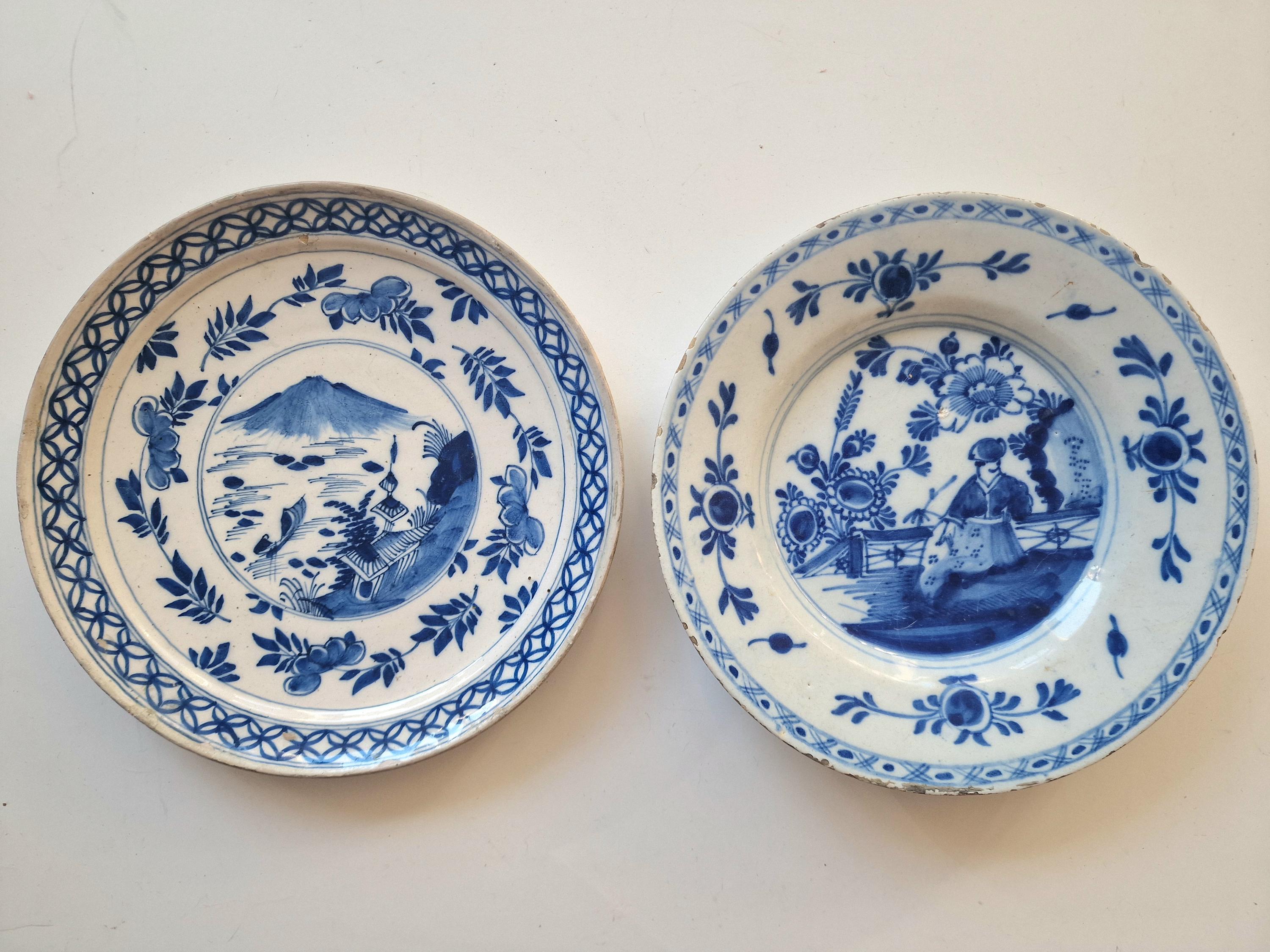 a pair of 18th Dutch Delft plates, delftsblauw, 22 cm, pottery handpainted plate bord antique, chinoise decor VOC around 1750 oriental insp.
