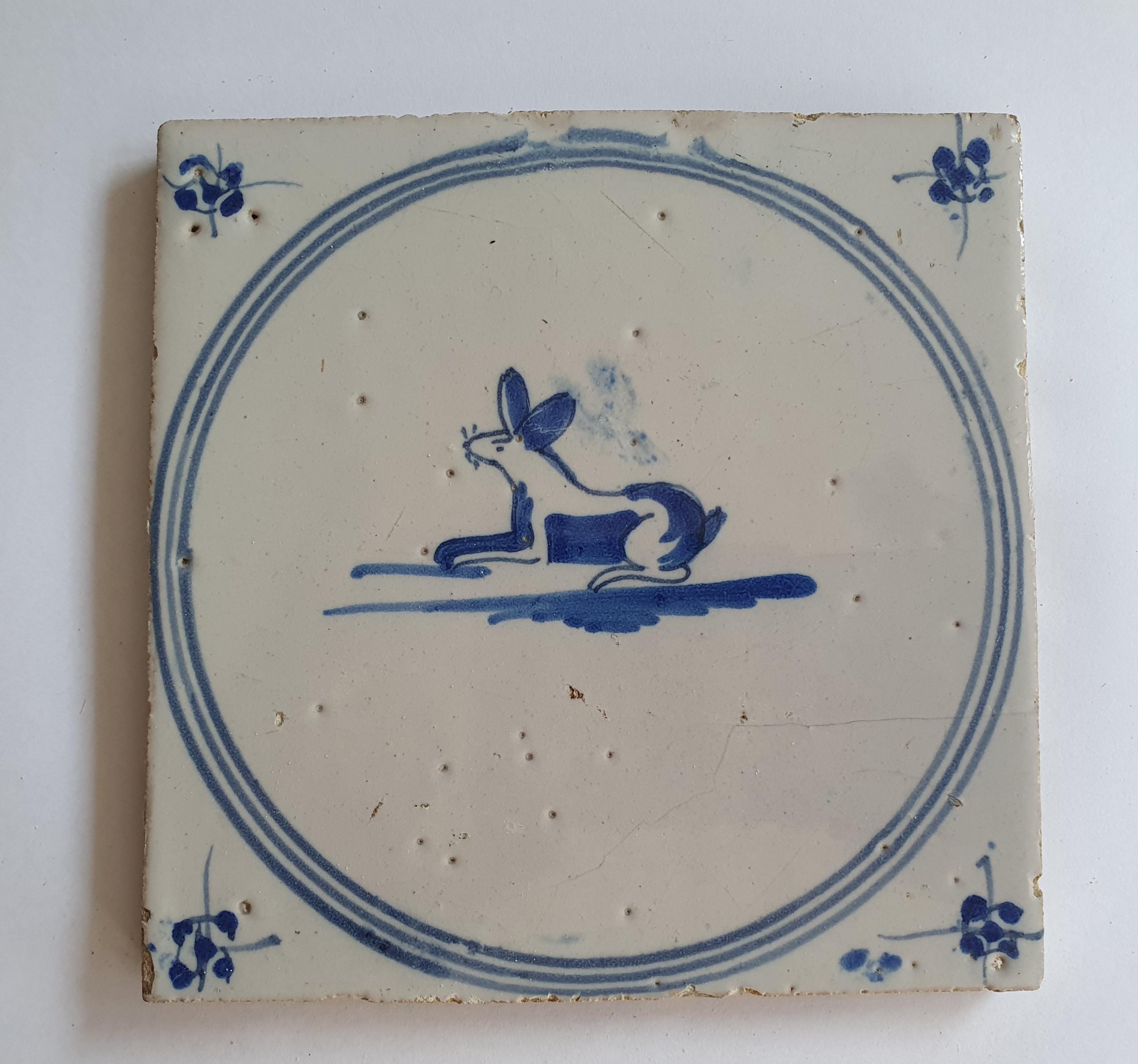 アンティークデルフトタイル：18世紀オランダのウサギのサークル