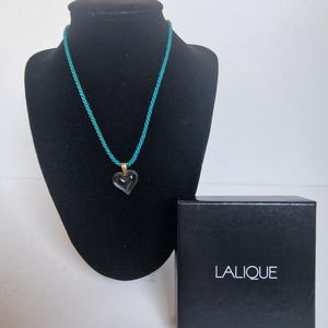 Collier Pendentif Lalique Vintage Tourbillon Large - Cristal Rouge Profond Signé - Occasion