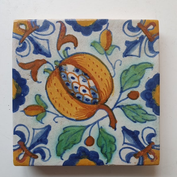 Dutch pomegranate antique tile 17th century - polychroom - vroege dikke tegel ornament tile - gedateerd 1600-1625 granaatappel tegel