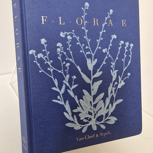 FLORAE cleef boek show leestafel exclusief bladeren prachtig, the maison of high jewelry Van Cleef & Arpels. Inkijken showboek