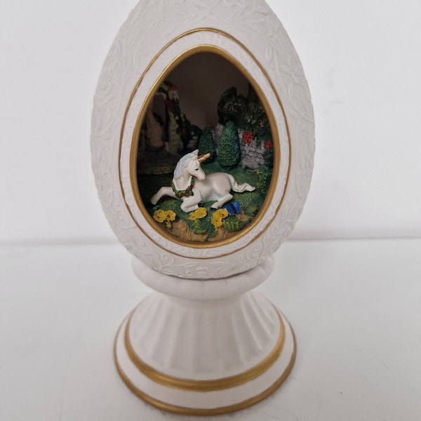 Franklin Mint 3D EGG Biscuit porcelain rare collector Fabergé style egg, eenhoorn biscuit diorama verzamelobject Enchanted Garden Romance