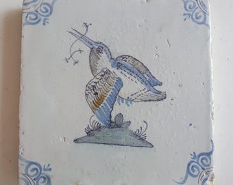 アムステルダムで発見された17世紀のデルフト産の鳥を描いた多色タイル