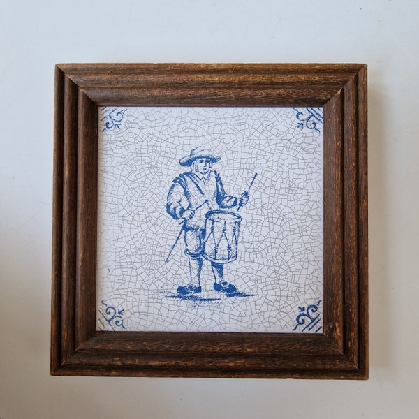 dutch delft blue tile Nederlandse tegel met trommelslager drummer, ossenkop hoekmotief 20e eeuw dutch tile , framed  oxhead drummer