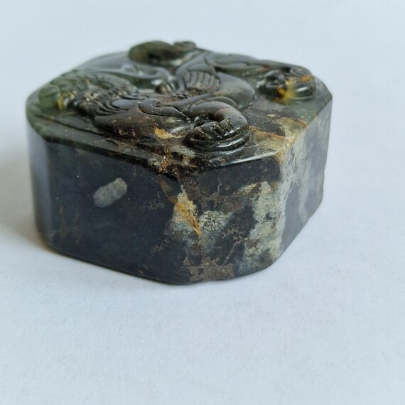 jade chinese stempel stamp, with dragon and characters Gem