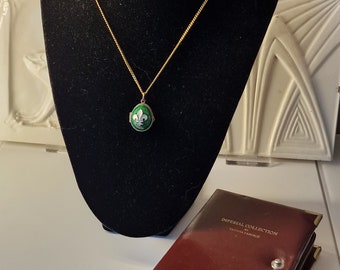 Colar com pingente de ovo, medalhão Fabergé vintage, compartimento secreto, prata esterlina, dourado, esmalte guilhoché esmeralda, lírio francês lelie,
