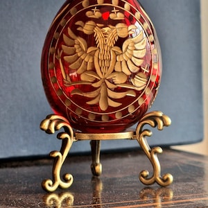 Fabergé - Ruby Red Crystal Collector Egg Fabergé - Kristal, Vergulde voet, wapenschild, wapenschild tweekoppige adelaar, indrukwekkend