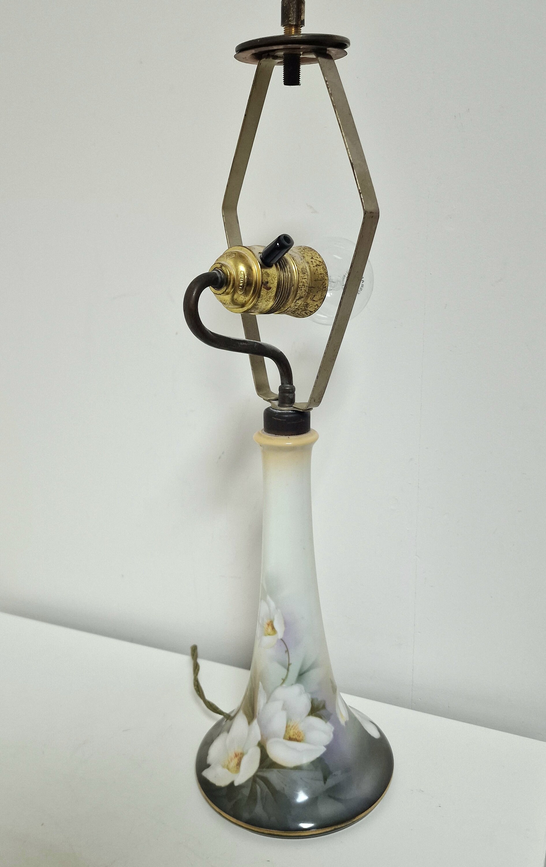フランスのアールヌーボー様式の花柄ガラステーブルランプ、1900-1930 
