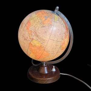 Vintage Illuminated Glass Globe – 1975 GDR Räthgloben Political Earth Globe – Dutch Labels – Wooden Base – Retro Desk Light – Mid-Century