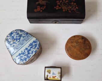 4 aziatische antieke doosjes. japans lak, chinees kangxi porselein, indisch emaille, houten china