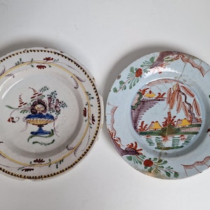 a pair of 18th Dutch Delft plates, schotel, polychrome, 22 cm, Delft pottery handpainted plate bord antique, chinoise decor VOC around 1750