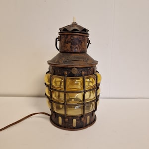 antieke Maritieme tafellamp of hangen, scheepslamp antiek, met gebobbeld mondgeblazen amber glas, scheepslamp